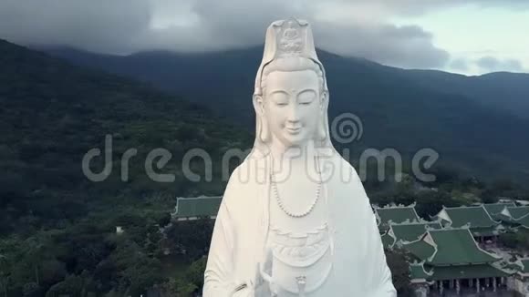 靠近上景巨大的佛像对抗寺庙建筑视频的预览图