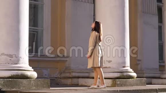 站在古代宫殿楼梯上的女人视频的预览图