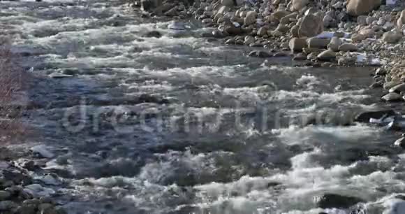 伊西水流沿着科罗拉多的湖溪流视频的预览图