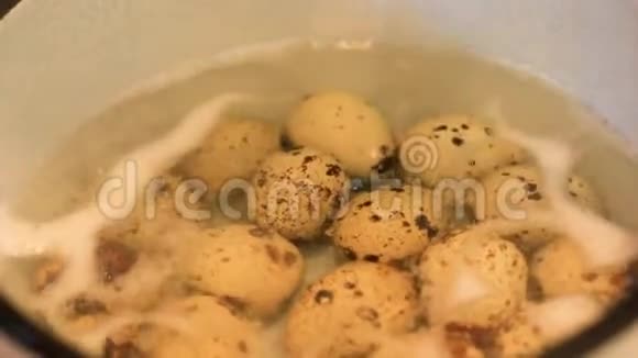 黄鹑蛋用金属瓢煮视频的预览图
