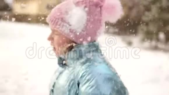 一个悲伤的女孩在公园里打雪仗后留下了雪球的痕迹冬季休闲儿童冬季游戏视频的预览图