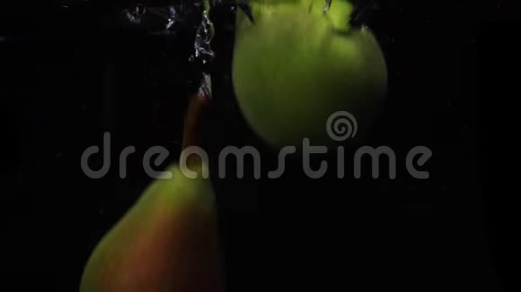 两个梨落在水中溅起水花气泡缓慢运动视频的预览图