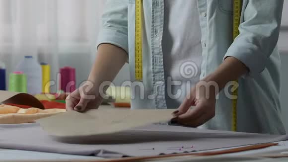 服装制作班教师示范用别针职业来附着图案视频的预览图