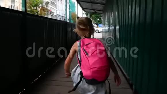 小女孩跳得很开心女孩逃学视频的预览图