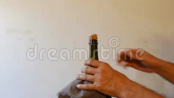 手放在酒瓶上视频的预览图