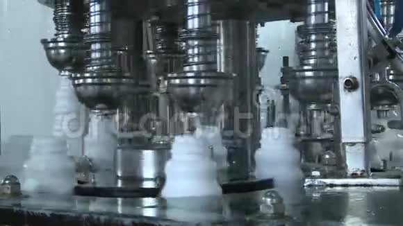 生产塑料酸奶瓶3个视频的预览图