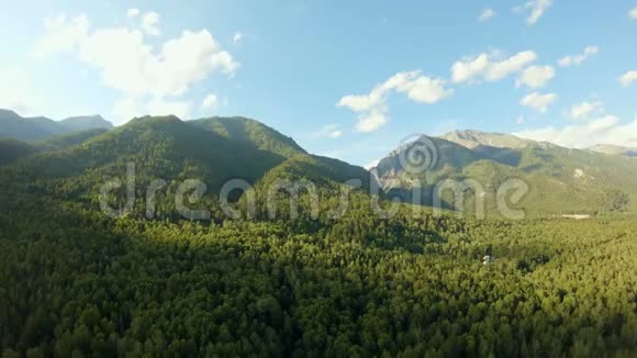 空中射击在森林上空山景在绿树上旋转视频的预览图