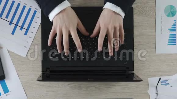 两名办公室职员积极地在笔记本电脑上打字商人们在工作中玩得很开心视频的预览图