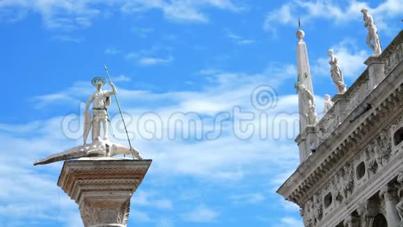 意大利威尼斯2018年7月7日古色古香的柱子古迹古建筑的威尼斯映衬着蓝天映衬着一片火热视频的预览图