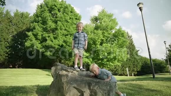 小男孩站在岩石上慢动作全高清视频的预览图
