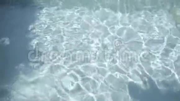 清澈湛蓝的水潭里带着淡淡的倒影游戏里的阳光慢动作视频的预览图