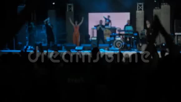 慢动作视频背景表演者观众跳跳Raisies手摇石组音乐厅剪影跳舞的人视频的预览图