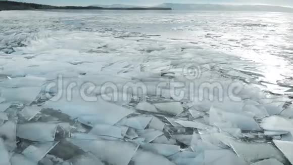 冰冻河流的空中景色梦幻冰质地冷链水冰的碎片伸出锋利的边缘视频的预览图