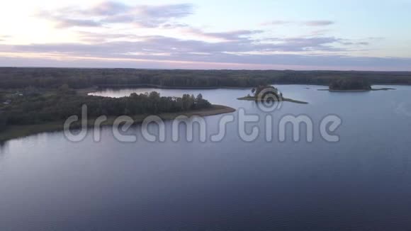 日落时的秋景蒂奥斯托湖视频的预览图