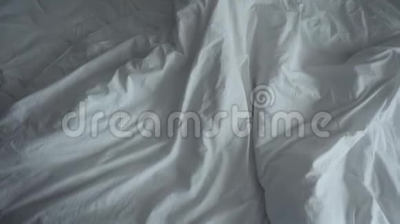 不整洁的皱巴巴的床和白色的床上用品视频的预览图