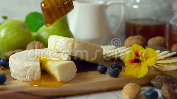 有蜂蜜水果和坚果的奶酪板视频的预览图