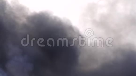 火中冒出的黑烟视频的预览图