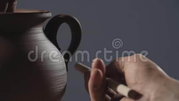 手工制作粘土制品波特用粘土缓慢地做壶柄视频的预览图