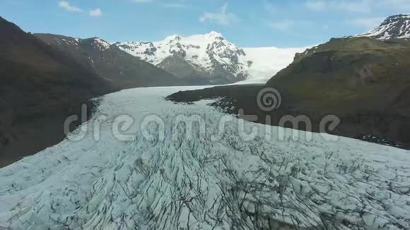 斯维纳费尔斯乔卡尔冰川和山冰岛鸟瞰图视频的预览图