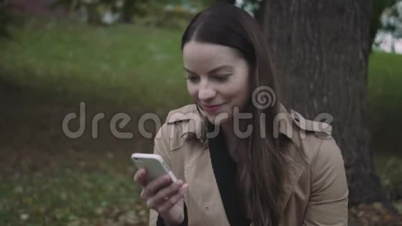 在智能手机上享受短信聊天的女人视频的预览图
