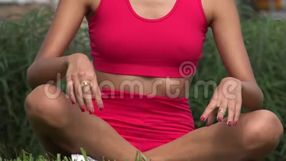 适合女性坐姿的腰部视频的预览图