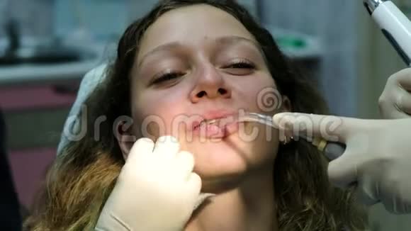 金属牙套特写看牙医正畸医生完成安装视频的预览图