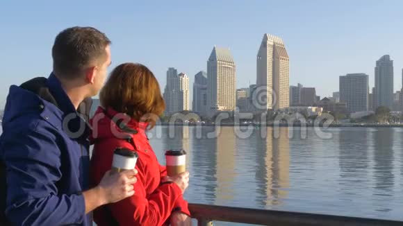 可爱的情侣在圣地亚哥喝咖啡视频的预览图