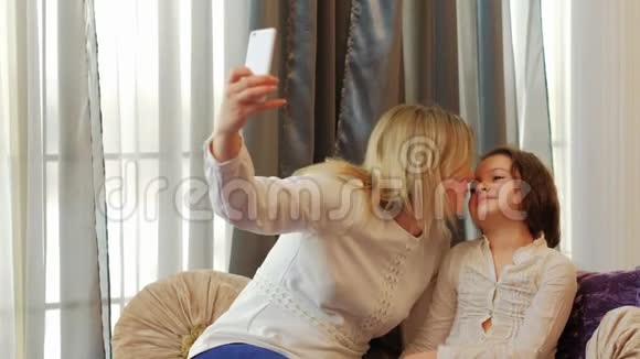 家庭母女休闲接吻自拍视频的预览图