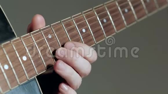 特写吉他手在白色背景上弹吉他视频的预览图