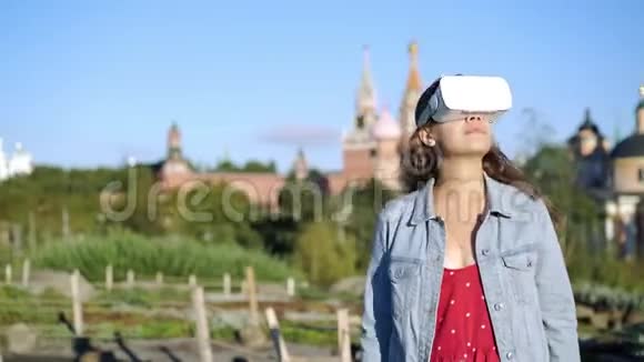 城市背景VR眼镜的年轻女子视频的预览图