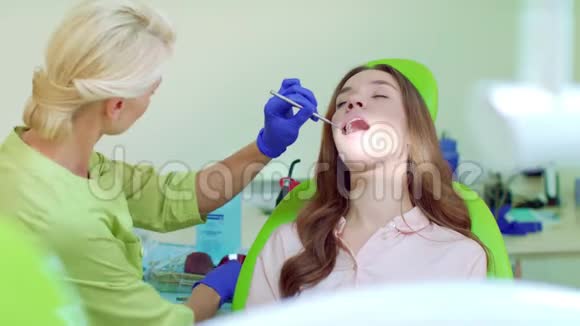 口腔用牙科治疗灯治疗口腔牙医和病人视频的预览图