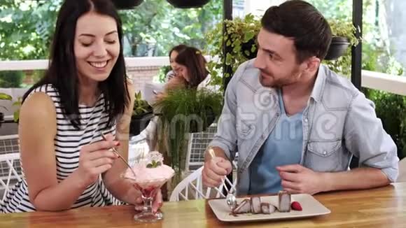 对幸福的夫妇一起在咖啡馆吃甜点视频的预览图