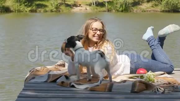 海滩上美丽的女孩和一只狗视频的预览图