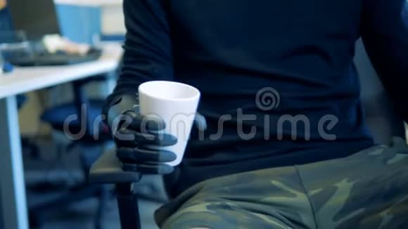 一个残疾人用他的人工手臂喝酒4K视频的预览图