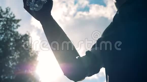 一个男人用人工手臂仿生假肢拿着瓶子喝视频的预览图