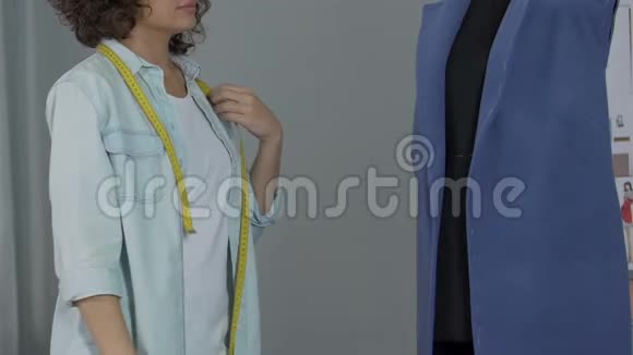 在家里小企业创业公司女裁缝在人体模型上试穿衣服视频的预览图