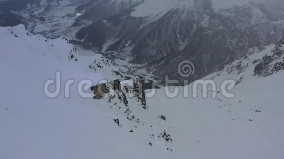 山上有暴风雪山上有很多雪空中拍摄的画面是4k视频的预览图