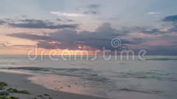 印尼巴厘岛日落在尼萨伦邦根在魔鬼撕裂岩石海滩边视频的预览图