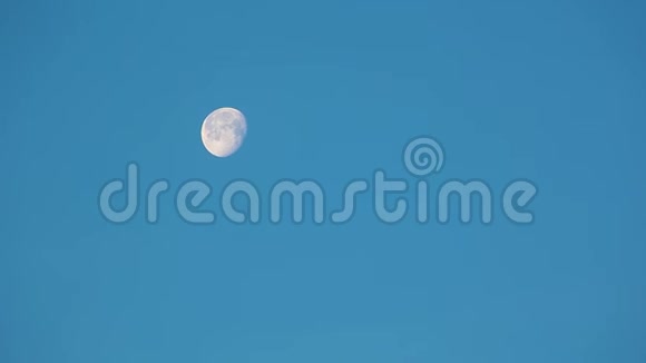 大亮的月亮移动背景蓝色无边的天空视频的预览图