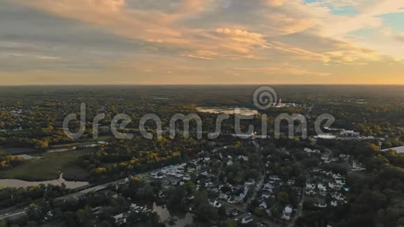 黎明在一个小镇的睡眠区从高处俯瞰森林视频的预览图