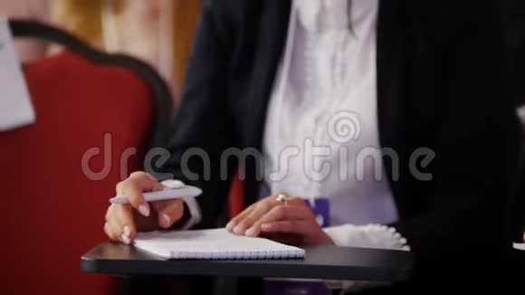 厅的商务会议一个女人坐在桌子旁在笔记本上做记号视频的预览图