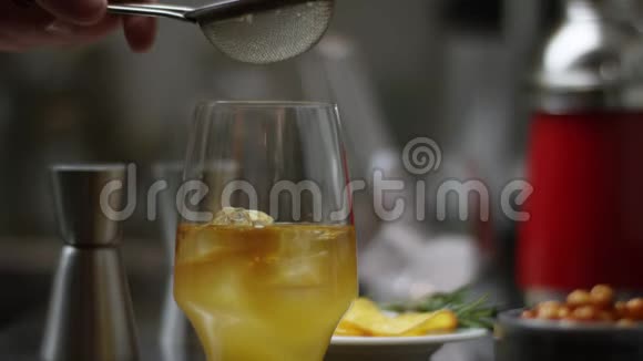准备橙汁的鸡尾酒酒酒是从果汁开始的酒保在现代酒吧准备鸡尾酒酒吧搅拌视频的预览图