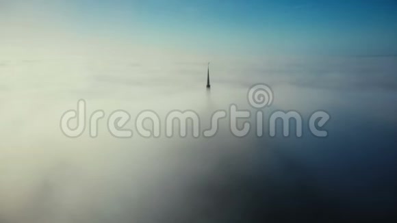 在诺曼底圣米歇尔山要塞山顶上的史诗般的天堡尖顶上空盘旋的无人机视频的预览图
