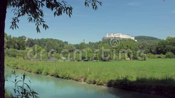 萨尔茨堡和霍亨萨尔茨堡堡垒和河流的风景如画视频的预览图