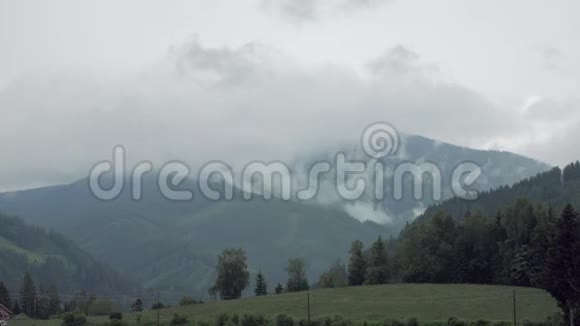 厚厚的云层在奥地利风景如画的山顶上移动视频的预览图