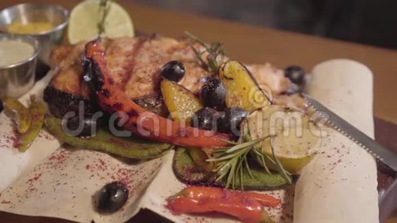 新鲜美味多汁的肉与蔬菜接近美味的肉放在盘子里上面有玉米酱汁和青菜视频的预览图
