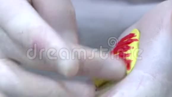 牙医为牙印制作一种特殊的口香糖视频的预览图