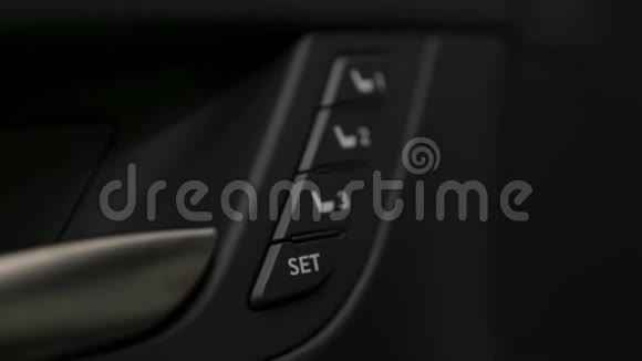 为现代豪华车内饰的侧门按钮关闭行动汽车沙龙的细节小黑纽扣视频的预览图