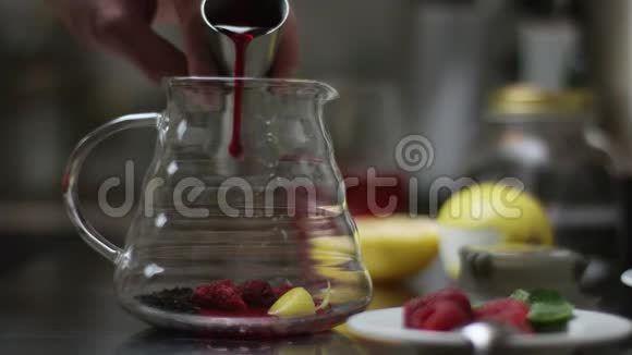 将糖倒入热茶壶中搅拌它制茶或桑格里亚的过程令人愉快的视频的预览图
