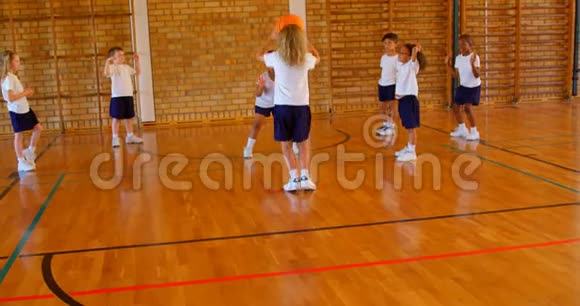 篮球教练在篮球场上为学生教授篮球视频的预览图